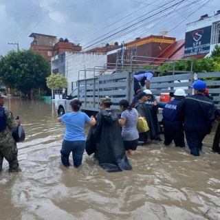 Suman 44 muertos y miles de damnificados por lluvias en cinco estados