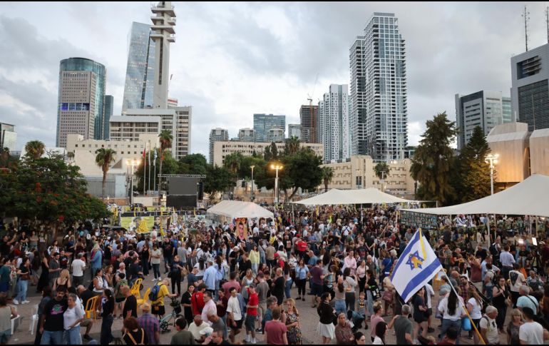 Hasta ahora, el ministerio de Justicia israelí publicó hace dos días la lista de los 250 prisioneros palestinos que cumplen cadena perpetua y que serán liberados en el alto el fuego. EFE/EPA/ABIR SULTAN