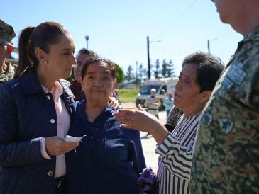 Sheinbaum destacó que, actualmente, el clima permite avanzar más rápido y hacer puentes aéreos hacia las comunidades que aún se encuentran aisladas. ESPECIAL / GOBIERNO DE MÉXICO