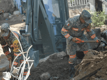 Este domingo intensificaron las labores de limpieza, desazolve y sanitización en calles, viviendas, escuelas y espacios públicos. ESPECIAL