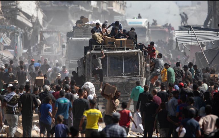 El acuerdo de tregua, firmado el miércoles en Egipto, permitirá el ingreso diario de hasta 600 camiones de ayuda. EFE / H. IMAD