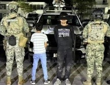 Según las autoridades, el menor portaba una subametralladora tipo Uzi al momento de su detención e intentó accionar el arma para repeler a los elementos de seguridad. CORTESÍA
