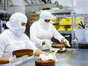 Empleados realizan sus labores en una panadería de Guadalajara. Organismos empresariales prevén una recuperación en la generación de empleo formal durante el cierre del año, pese al reciente descenso registrado en septiembre. ESPECIAL