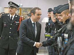 El primer ministro francés se reúne con agentes de la Policía durante una visita a una comisaría en L’Hay-les-Roses, en las afueras de París. AFP