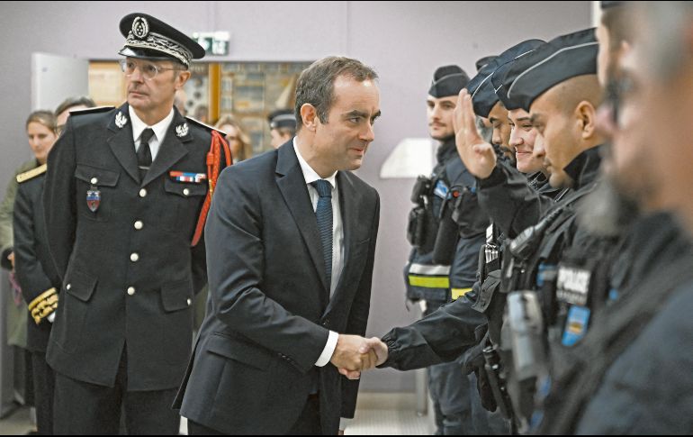 El primer ministro francés se reúne con agentes de la Policía durante una visita a una comisaría en L’Hay-les-Roses, en las afueras de París. AFP
