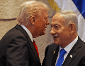 Donald Trump y Benjamin Netanyahu, este lunes en el Parlamento israelí. EFE / J. Marey
