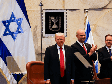 El presidente estadounidense, Donald Trump, se presentó este lunes, en Israel  donde fue recibido con ovaciones y aplausos constantes. EFE/J. MAREY