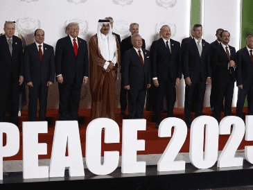 El presidente de EU, Donald Trump, y los jefes de Estado de Egipto, Abdelfatah al Sisi; de Turquía, Recep Tayyip Erdogan; y de Qatar, Tamim bin Hamad Al Than, levantaron el documento con el plan sobre el fin de la guerra iniciada el 7 de octubre de 2023. EFE / Y. Valat