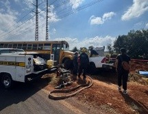 Tras choque entre camioneta y camión en Arandas acudió personal de seguridad pública. ESPECIAL