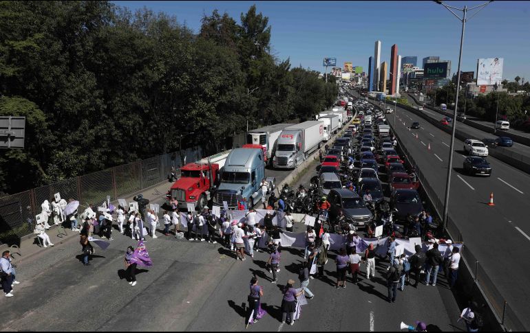 El bloqueo ha provocado un severo congestionamiento vial en una de las principales arterias del Valle de México sumando hasta el momento más de 12 horas, afectando a miles de automovilistas. SUN / F. Rodríguez