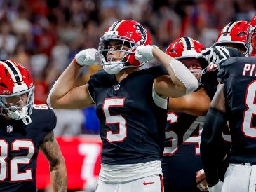 Drake London, receptor abierto de Atlanta, celebrando después de anota un touchdown. EFE/S. Lesser