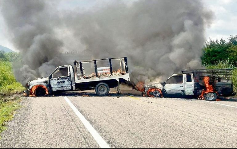Varios vehículos particulares fueron incendiados para bloquear el paso en tramos carreteros de diversas zonas chiapanecas. ESPECIAL
