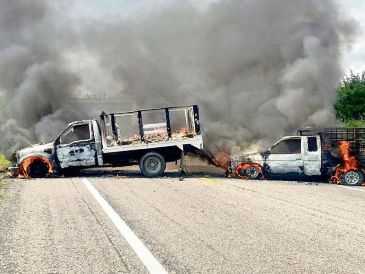 Varios vehículos particulares fueron incendiados para bloquear el paso en tramos carreteros de diversas zonas chiapanecas. ESPECIAL