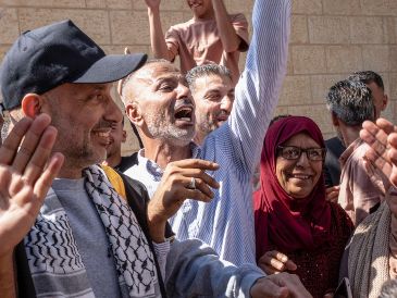 Familias celebran en Ramala la llegada de rehenes palestinos liberados. EFE/P. Martínez