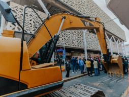 Maquinaria pesada realiza trabajos de sustitución de pavimento frente al mercado Corona, como parte de las obras de rehabilitación que el Gobierno de Guadalajara inició en calles del Centro Histórico. X/GuadalajaraGob