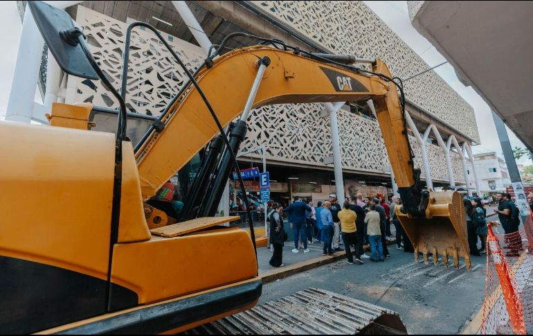 Maquinaria pesada realiza trabajos de sustitución de pavimento frente al mercado Corona, como parte de las obras de rehabilitación que el Gobierno de Guadalajara inició en calles del Centro Histórico. X/GuadalajaraGob