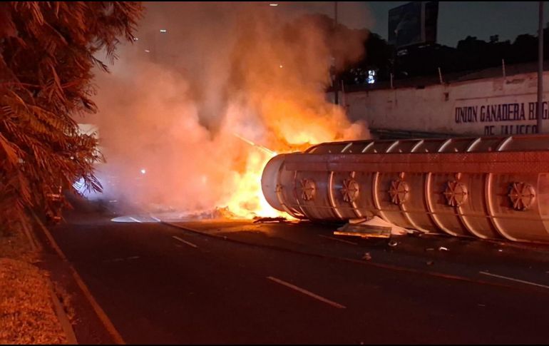 Los hechos fueron reportados poco antes de las 4:00 horas de este martes en el cruce de la Calzada Lázaro Cárdenas y la Carretera a Chapala. ESPECIAL / PC TLAQUEPAQUE