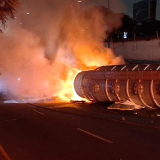 Pipa se vuelca e incendia en Tlaquepaque, colapsa vialidades