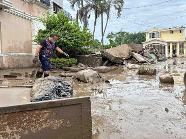 "Nos arde la garganta", detalló un habitante de la colonia Palma Sola, mientras mostraba paredes manchadas de una sustancia negra y espesa. SUN/A. Salgado
