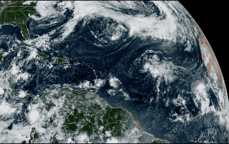 La tormenta tropical Lorenzo continúa avanzando sobre el Atlántico central, sin representar amenaza para zonas costeras. EFE / NOAA
