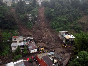 La apertura de caminos "es una de las mayores urgencias" porque es prioritario "garantizar los puentes aéreos, las despensas, el agua y el censo de las localidades aisladas para poder saber en qué situación está cada una de las personas que vive ahí", dijo la Presidenta Claudia Sheinbaum. AFP / A. Estrella