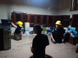 Este martes, equipos continúan con el retiro de basura y menaje afectado, fumigación y en la Evaluación de Daños. ESPECIAL