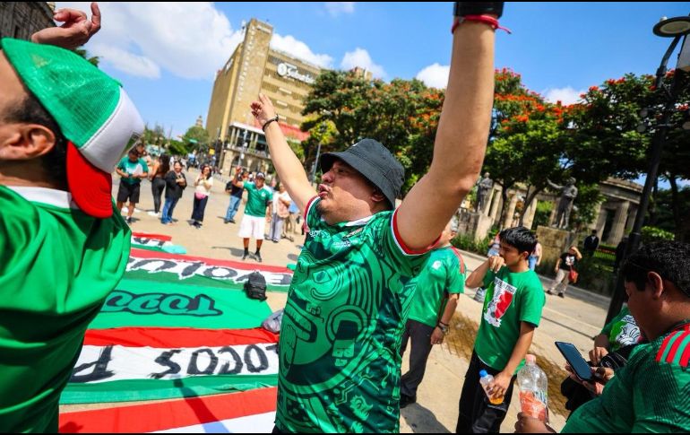 Dirigido por Javier “Vasco” Aguirre, el Tricolor se presenta ante su afición en Guadalajara para medirse a Ecuador, al mando del argentino Sebastián Beccacece. En el Centro Histórico, los seguidores se congregan para alentar antes del partido. EL INFORMADOR / A. Navarro
