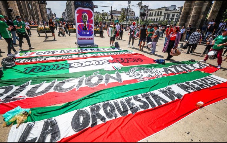 Tras la goleada 0-4 ante Colombia, los seguidores del Tricolor se concentran frente a la Rotonda de los Jaliscienses Ilustres y la Catedral, donde entre cánticos, mantas y playeras expresan su apoyo al equipo mexicano. EL INFORMADOR / A. Navarro