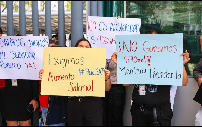 Trabajadores del SAT se manifiestan en Jalisco como parte de las manifestaciones a nivel nacional. EL INFORMADOR / J. Acosta