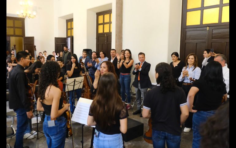 La primera Orquesta Sinfónica ECOS Jalisco (OSEJ) debutará el próximo 18 de octubre en el Foro de Arte y Cultura, un ensamble integrado por 64 niñas, niños y adolescentes de entre nueve y 19 años provenientes de diez municipios del estado. CORTESÍA