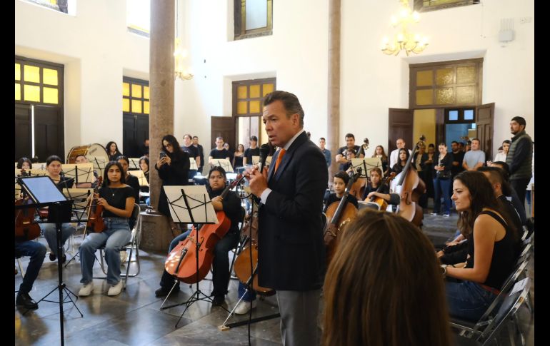 La primera Orquesta Sinfónica ECOS Jalisco (OSEJ) debutará el próximo 18 de octubre en el Foro de Arte y Cultura, un ensamble integrado por 64 niñas, niños y adolescentes de entre nueve y 19 años provenientes de diez municipios del estado. CORTESÍ