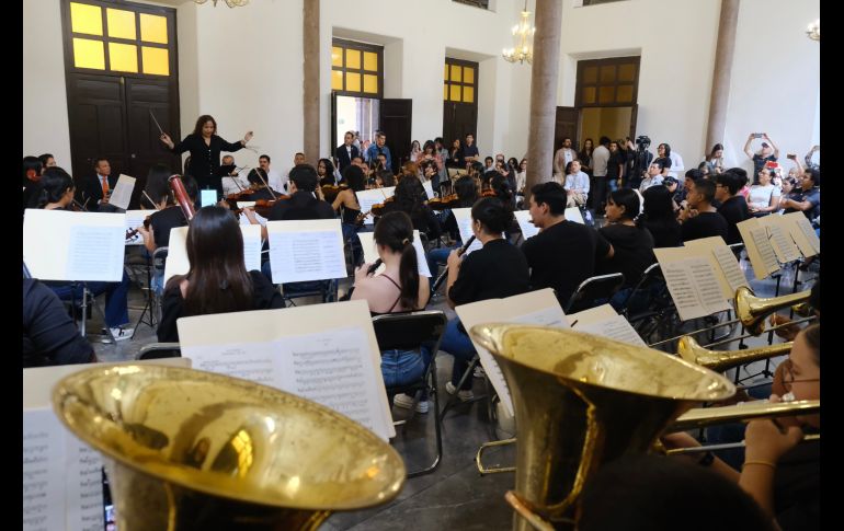 La primera Orquesta Sinfónica ECOS Jalisco (OSEJ) debutará el próximo 18 de octubre en el Foro de Arte y Cultura, un ensamble integrado por 64 niñas, niños y adolescentes de entre nueve y 19 años provenientes de diez municipios del estado. CORTESÍA