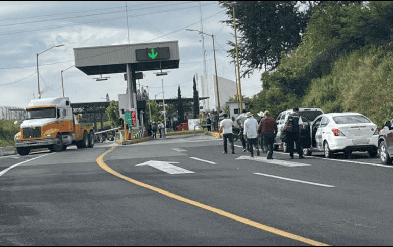 La manifestación y bloqueo de productores ha provocado una intensa fila de automóviles y retrasos hasta por más de siete horas. CORTESÍA/ Unidad Estatal de Protección Civil y Bomberos Jalisco