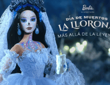 Esta Barbie edición premium luce envuelta en un vestido de delicado encaje blanco, con un fondo azul que logra distinguirse entre las capas y el corsé. CORTESÍA/ Mattel