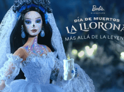 Esta Barbie edición premium luce envuelta en un vestido de delicado encaje blanco, con un fondo azul que logra distinguirse entre las capas y el corsé. CORTESÍA/ Mattel