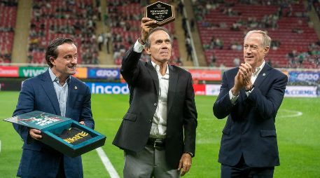 Quirarte fue reconocido por Mikel Arreola e Ivar Sisniega, comisionado y presidente de la Femexfut, respectivamente. IMAGO7/E. Espinosa