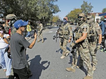 El DHS ha mencionado que grupos de izquierda y pandillas hispanas espían a los agentes en Portland y en Chicago. AFP/O. Jones