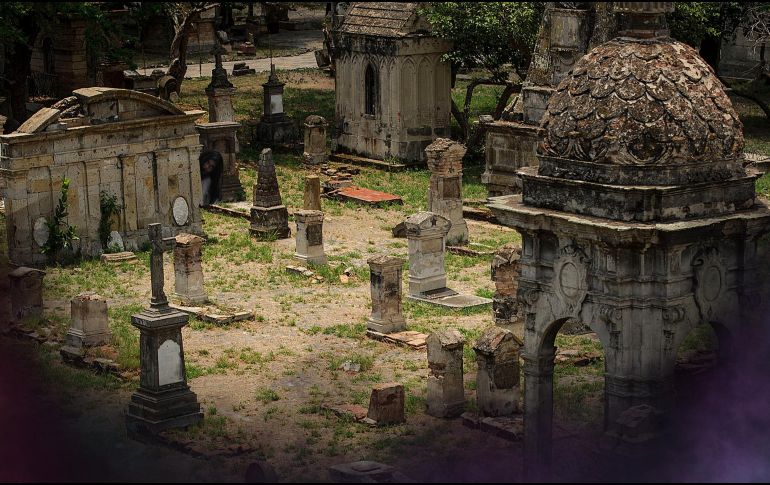 Uno de los sitios mencionados por la IA es el Panteón de Belén, considerado el epicentro de las leyendas urbanas de Guadalajara. ESPECIAL / EL INFORMADOR y CANVA