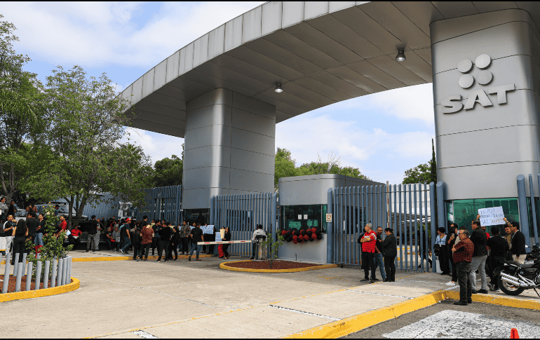 El paro nacional de los trabajadores del SAT formó parte de una jornada de protesta para exigir un salario digno, mejores condiciones laborales y el fin de las desigualdades entre personal sindicalizado y de confianza. EL INFORMADOR / J. Acosta
