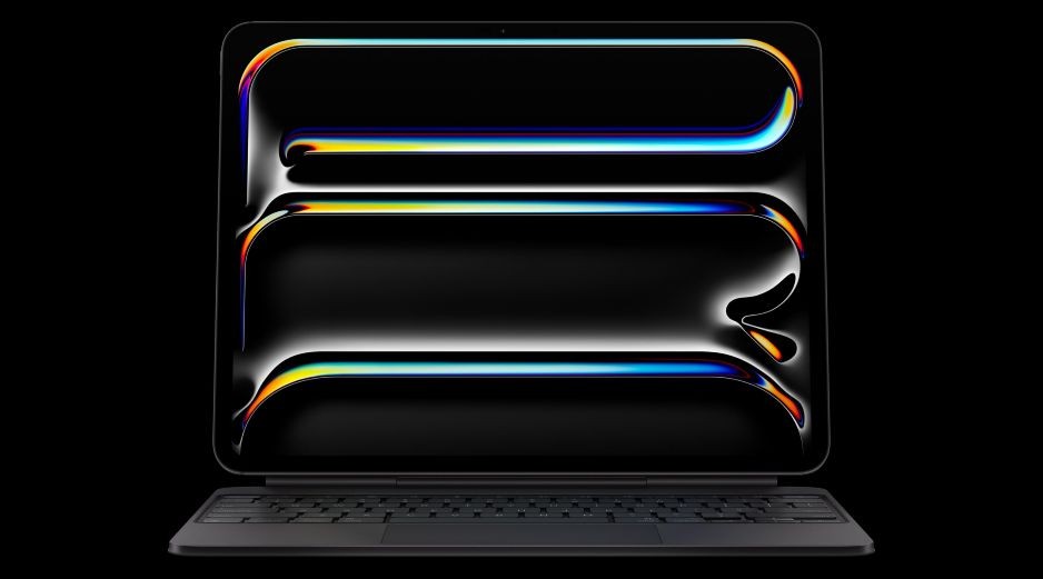 El M5 incluye una unidad de procesamiento gráfico (GPU) de última generación, que incorpora un Neural Accelerator, una tecnología desarrollada por Apple para acelerar procesos de IA como la interacción con Siri o la generación de imágenes. ESPECIAL