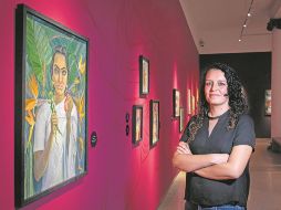 Mariana Madrigal, la coordinadora de Exposiciones del MUSA detalla los pormenores de la exposición. CORTESÍA