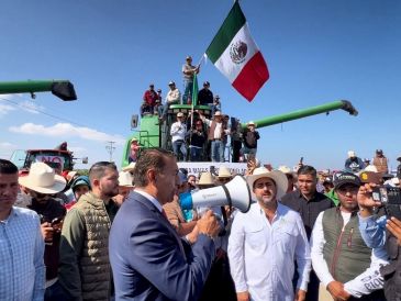 El secretario de Gobierno de Jalisco, Salvador Zamora (centro), sostuvo un acercamiento con los productores de maíz que bloquearon la Carretera Guadalajara-Morelia, con quienes acordó la liberación de la vía. Sin embargo, advirtieron que volverán a bloquearla si la Federación los ignora.ESPECIAL