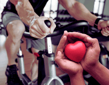 El ejercicio con bicicleta fija mejora el ritmo cardiovascular, entre otros beneficios. ESPECIAL / CANVA