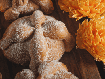 El pan de muerto proviene de culturas prehispánicas como los mexicas y aztecas, quienes utilizaban este pan para honrar a sus difuntos. ESPECIAL