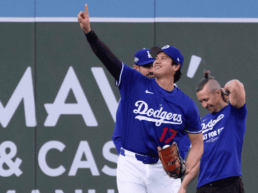 Shohei Ohtani, de los Dodgers, calienta durante el entrenamiento de cara al tercer juego de la Serie de Campeonato de la Liga Nacional en contra de Milwaukee. AP / M. J. Terrill