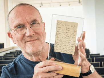 Esta es la carta escrita de la mano de Nietzsche para Otto Busse.  EFE / Centro de Documentación Nietzsche de Naumburgo