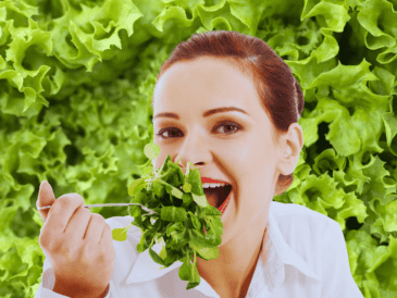 Por su alto contenido de fibra y agua, la lechuga promueve la salud gastrointestinal, ayudando a combatir el estreñimiento. ESPECIAL / CANVA