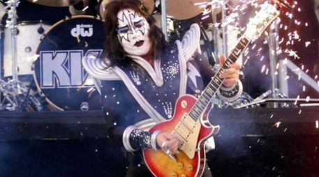 De acuerdo con información publicada por el portal TMZ, Frehley sufrió una hemorragia cerebral luego de una caída ocurrida en su estudio, lo que lo llevó a ser internado de emergencia y conectado a soporte vital. AFP / ARCHIVO