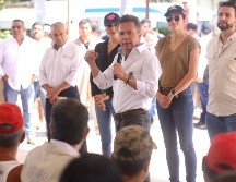 Posterior a la entrega de apoyos, Lemus Navarro realizó un recorrido por la colonia Las Palmas, donde el agua alcanzó hasta el metro y medio de altura en algunas viviendas. CORTESÍA