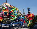 La CDMX se prepara para celebrar una de sus tradiciones más esperadas en este tramo del año: el Desfile de Alebrijes Monumentales, que forma parte de las actividades del Día de Muertos 2025. AFP / ARCHIVO